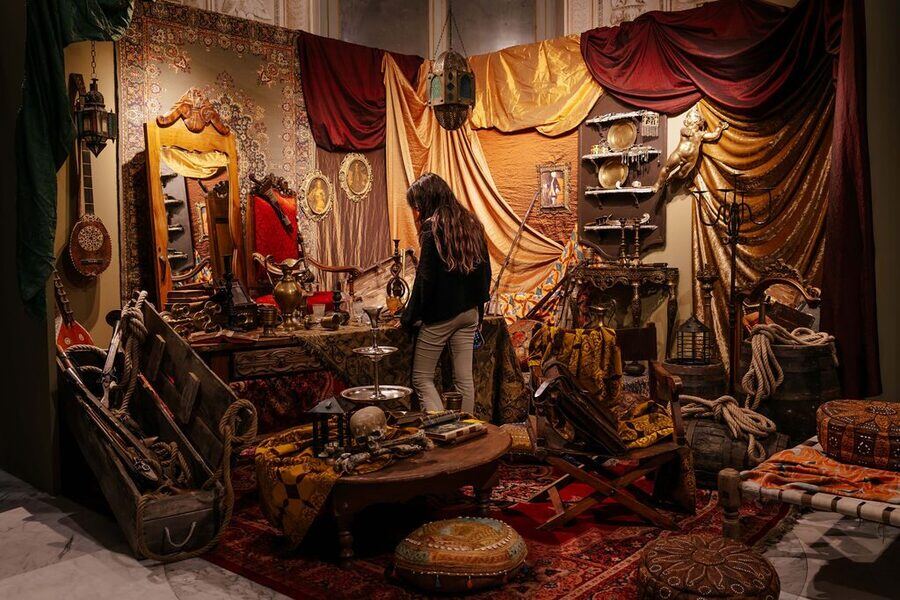 Allestimento della mostra Sandokan - Reperti, drappeggi e ambientazioni orientali