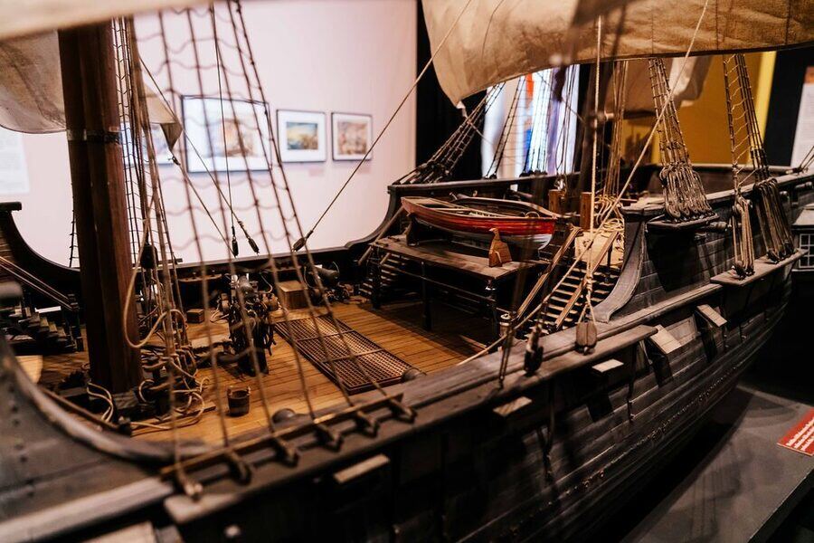 Modello storico di nave pirata malese esposto in mostra - dettaglio del ponte con rigging, vele e scialuppe