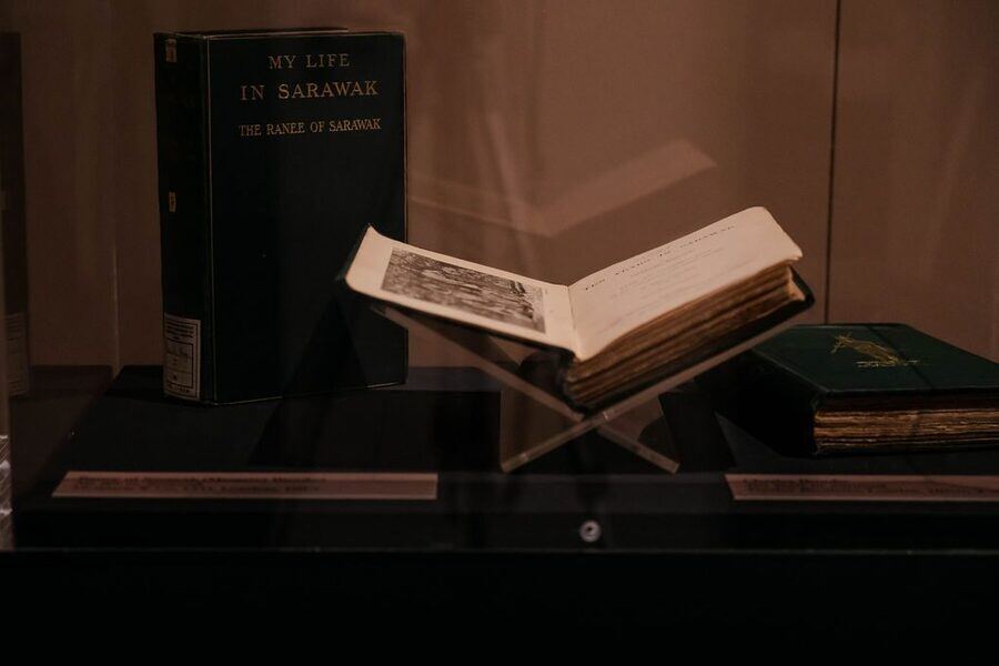 Volume storico esposto in mostra - My Life in Sarawak, memorie della Ranee of Sarawak, testimonianza dell'epoca dei Rajah Bianchi