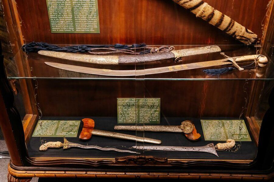 Armi autentiche della collezione Dayak esposte in teca - kriss malesi, sciabole e lance originali donate al Re d'Italia